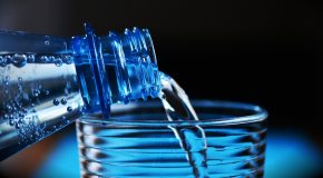 Microplastiques dans les boissons : Les bouteilles en verre plus contaminées que les autres contenants