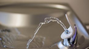 Fontaines à eau dans les lieux publics – Seuls 9 % des établissements respectent parfaitement la loi