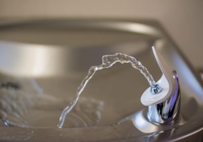 Fontaines à eau dans les lieux publics – Seuls 9 % des établissements respectent parfaitement la loi